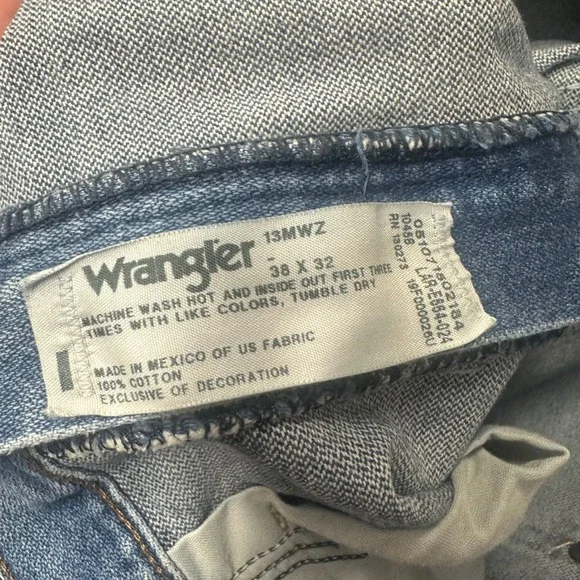 Wrangler 13MWZ Cowboy Cut Original Fit Mens Jeans 38x32 Medium Wash Blue Denim - Picture 4 of 5